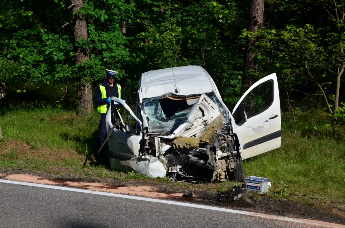 Na drodze Kaliska Kościerskie - Kłobuczyno peugeot zderzył się z samochodem ciężarowym FOTO