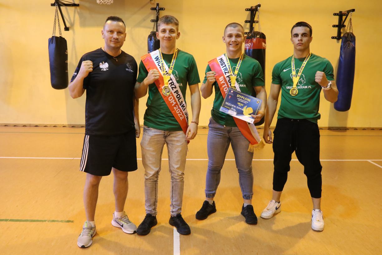 Mikołaj Brzeziński, Szymon Szczukowski i Mateusz Drewek z honorami przywitani po powrocie z Mistrzostw Polski Juniorów w Boksie