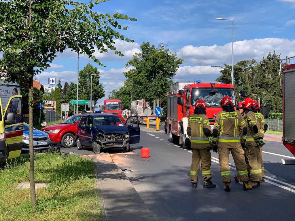 Dwie osoby doznały obrażeń w wyniku wypadku na skrzyżowaniu ulic Gdańskiej i Obrońców Chojnic w Chojnicach FOTO