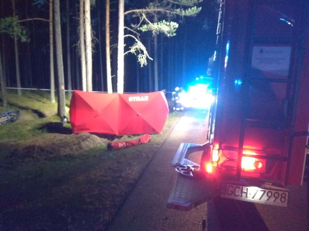 Tragiczny wypadek między Laską a Przymuszewem w gm. Brusy. Nie żyje motocyklista. Jego pasażera odwieziono do szpitala