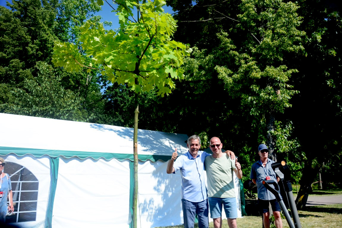 W parku Tysiąclecia zasadzono drzewko na 25-lecie partnerstwa miast Chojnic i Emsdetten FOTO