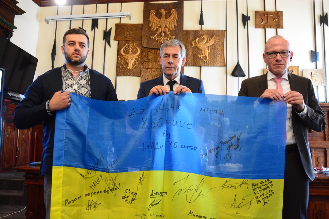 Burmistrz Chojnic otrzymał ukraińską flagę z podpisami żołnierzy broniących Mariupola ROZMOWA