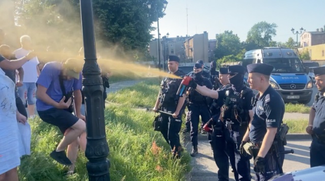Policja użyła gazu pieprzowego wobec protestujących po wiecu prezesa PiS w Inowrocławiu