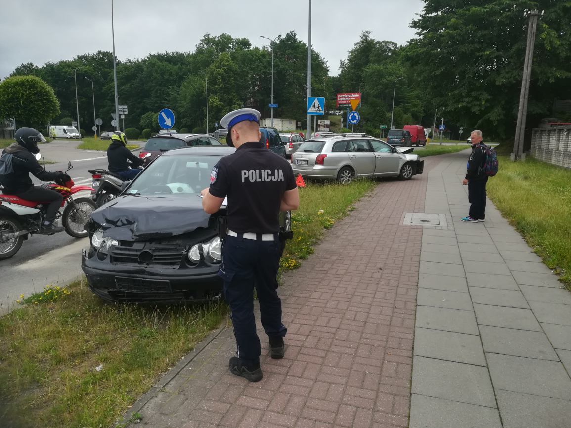 Dwie osoby ranne w wypadku w Kościerzynie. Na Rondzie Kaszubskim zderzyły się dwa auta