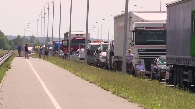 Wielokilometrowe kolejki do polsko-ukraińskich przejść granicznych. Kończy się czas bezcłowego sprowadzania samochodów