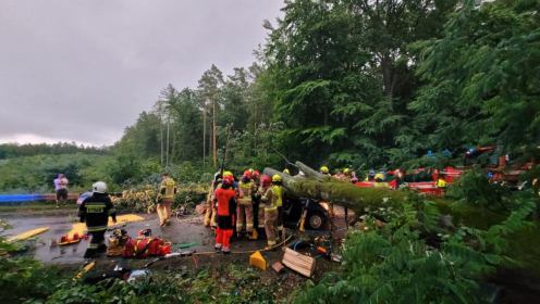 Burza przeszła nad regionem, setki interwencji strażak&oacute;w. W Wolności, koło Chojnic drzewo spadło na samoch&oacute;d. Dwie kobiety poważnie ranne
