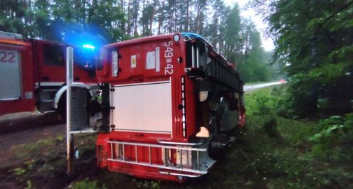 W&oacute;z OSP Śliwice uległ kolizji w drodze do zdarzenia. Jeden ze strażak&oacute;w trafił do szpitala (FOTO)