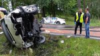 Zderzenie busa i osob&oacute;wki na drodze krajowej nr 25 Człuch&oacute;w - Rzeczenica. 10 os&oacute;b poszkodowanych (AKTUALIZACJA)