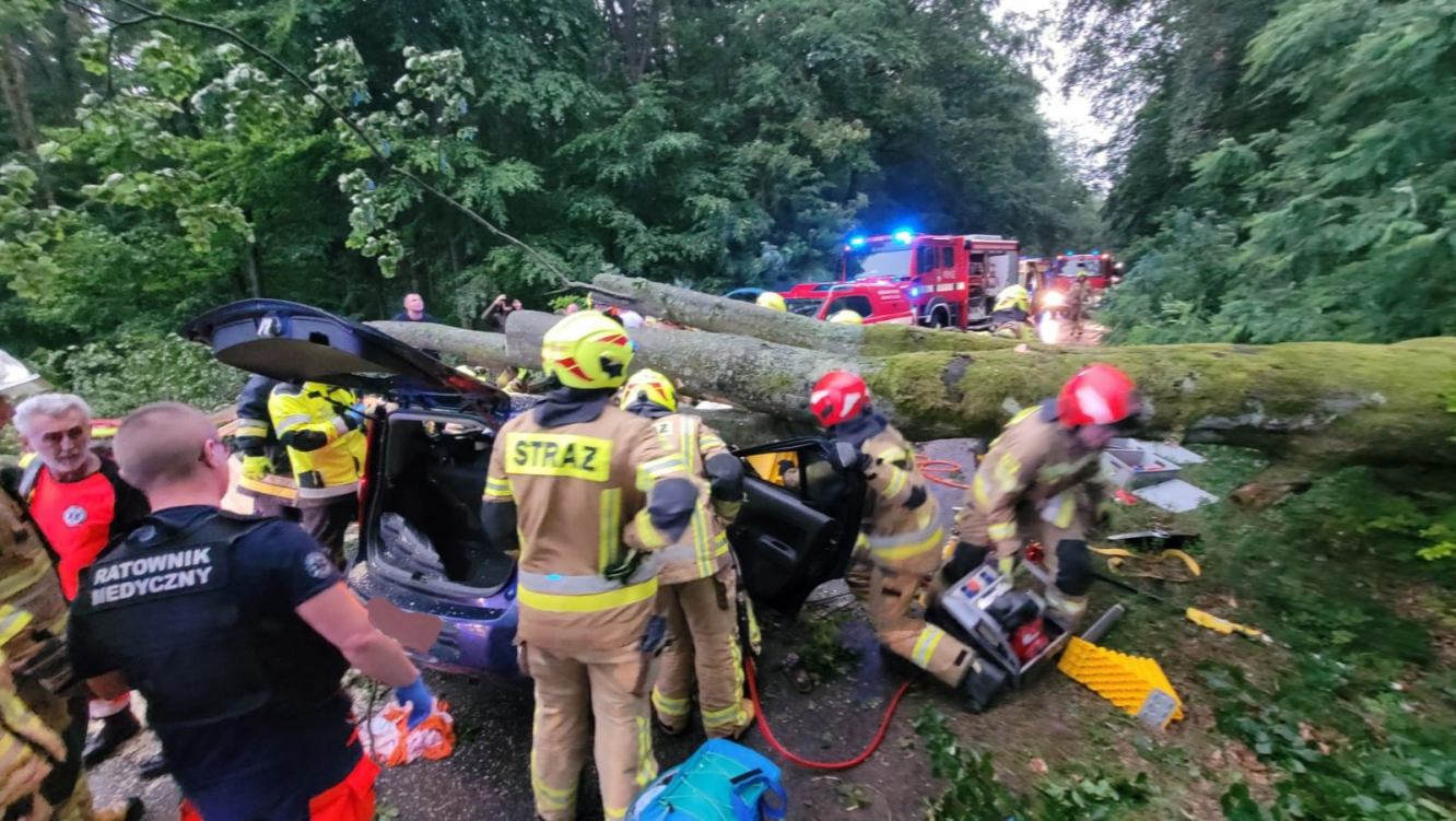 Burza przeszła nad regionem, setki interwencji strażaków. W Wolności, koło Chojnic drzewo spadło na samochód. Dwie kobiety poważnie ranne