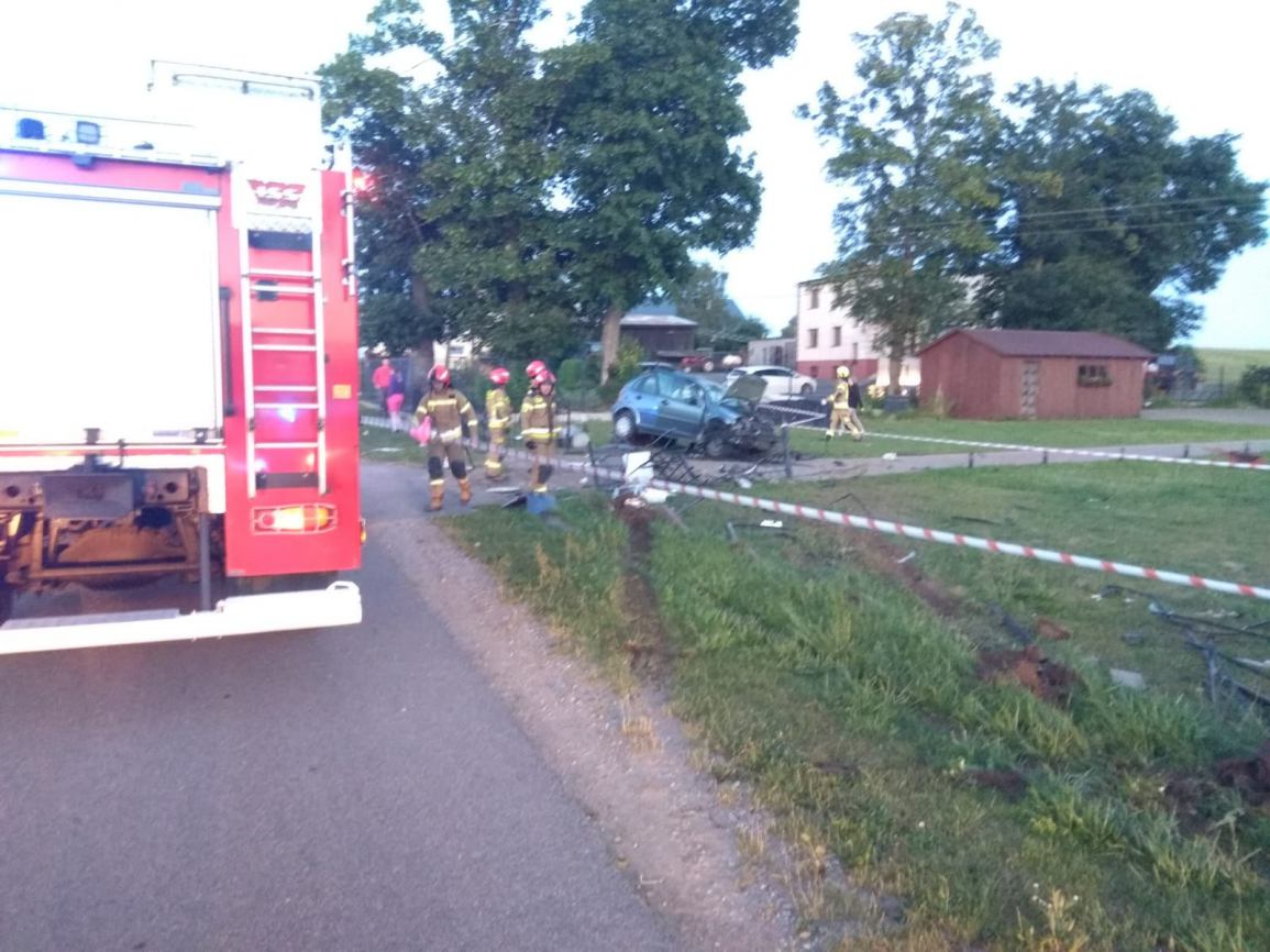 Kierowca, który wczoraj 6.07 wjechał w bramę w Sternowie w gminie Chojnice był pijany i pod wpływem narkotyków