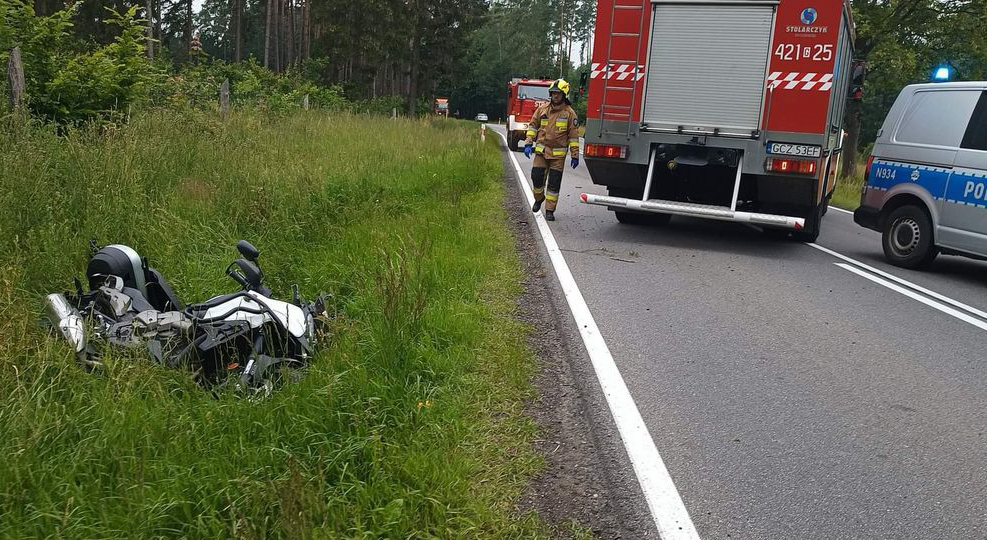 Motocyklista zderzył się z autem osobowym w Stołcznie, w powiecie człuchowskim. Trafił do szpitala AKTUALIZACJA