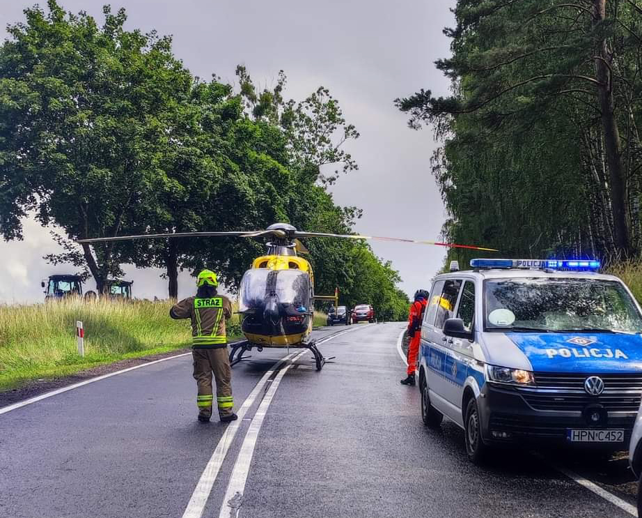 Zderzenie busa i osobówki na drodze krajowej nr 25 Człuchów - Rzeczenica. 10 osób poszkodowanych (AKTUALIZACJA)