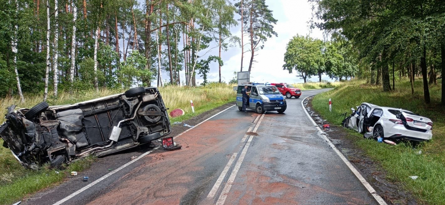 Zderzenie busa i osobówki na drodze krajowej nr 25 Człuchów - Rzeczenica. 10 osób poszkodowanych AKTUALIZACJA