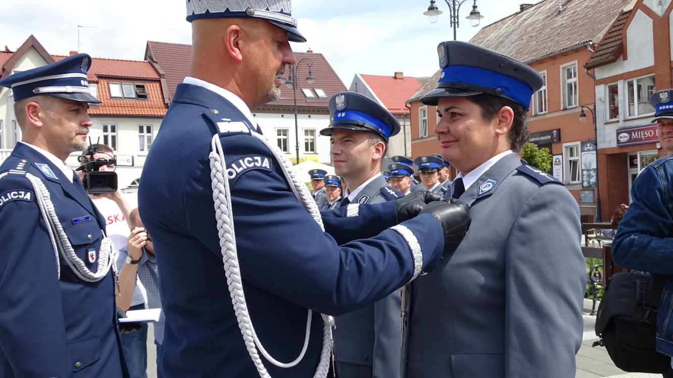 Około 30 policjantów z Komendy Powiatowej w Sępólnie Krajeńskim otrzymało awanse, odznaczenia i nagrody FOTO