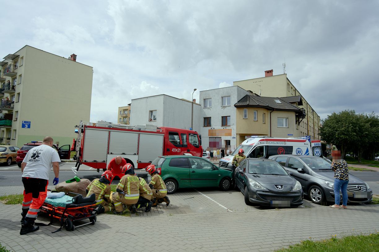 Zdarzenie z udziałem pięciu aut na ul. Filomatów w Chojnicach. Kierujący miał stracić przytomność podczas jazdy FOTO