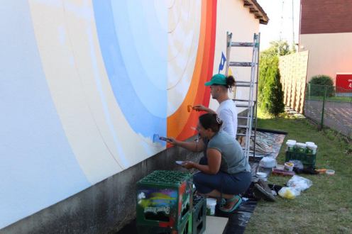Podchojnickie Charzykowy będą miały mural. Obraz na ścianie powstaje w pobliżu remizy OSP