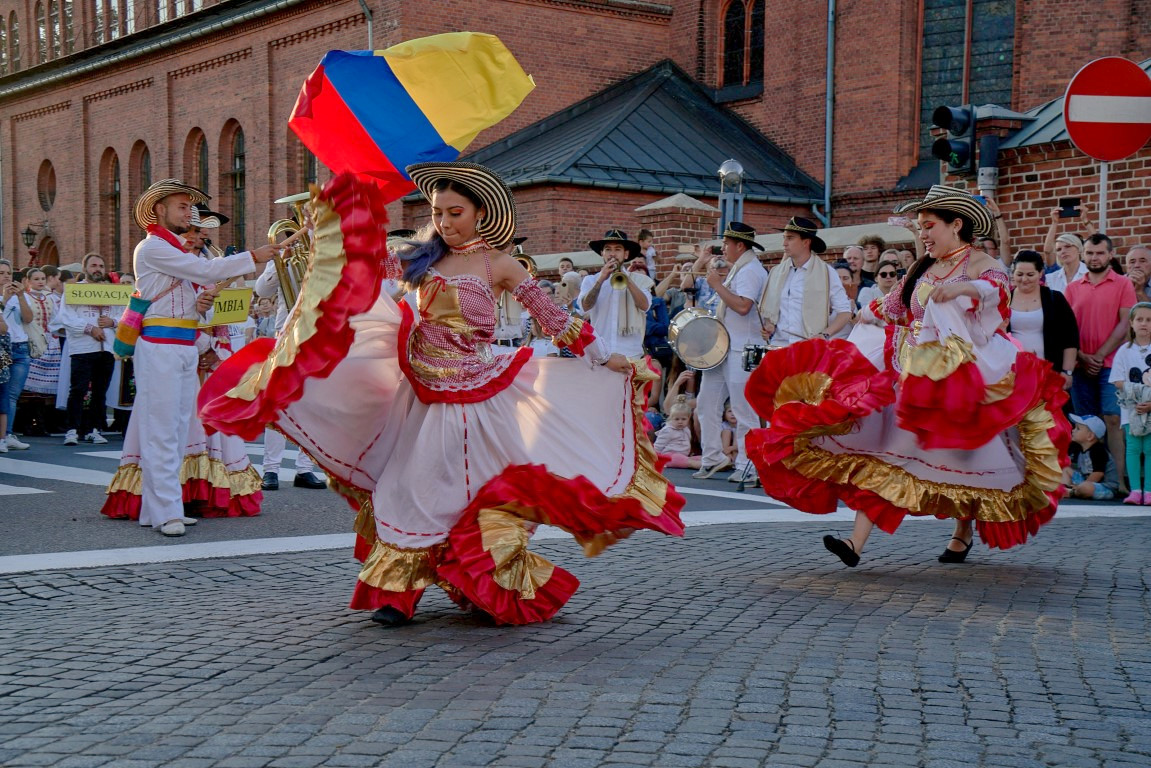Siedem zespołów z Polski i siedem z zagranicy wzięło udział w finale tegorocznej edycji Międzynarodowego Festiwalu Folkloru w Brusach FOTO