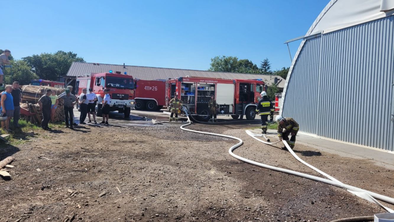 W Ogorzelinach, w gminie Chojnice, płonęła hala, w której produkowano pellet. Trwa szacowanie strat