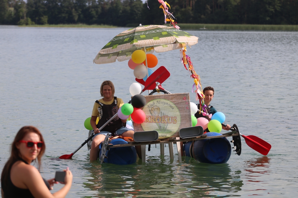 Sześć łodzi uczestniczyło w konkursie pływania na bele czem w Człuchowie FOTO