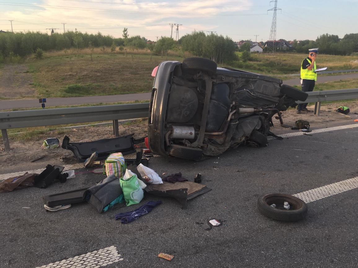 Śmiertelny wypadek drogowy w Kościerzynie. Nie żyje jedna osoba, dwie są ranne