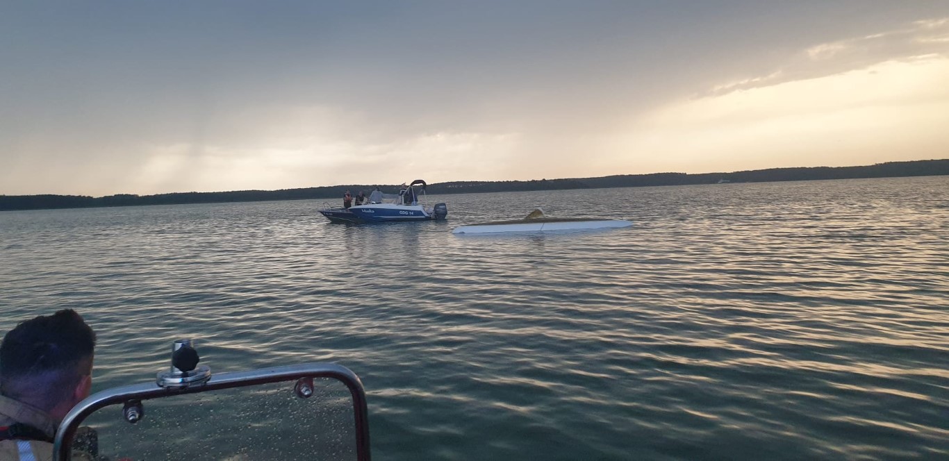 Podczas burzy na Jeziorze Charzykowskim przewróciła się łódka z pasażerami na pokładzie