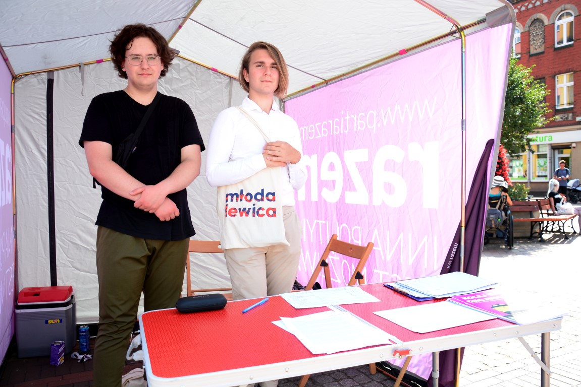 Młodzież z Młodzi Razem Pomorze oraz z Młodej Lewicy - Pomorskie zbierali podpisy pod listem intencyjnym Kolej na Chojnice&rdquo