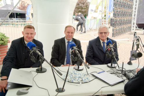 "To są dzieła, bo każdy jest przepiękny". Prawie 30 wieńc&oacute;w dożynkowych na Dożynkach Wojew&oacute;dzkich w Debrznie