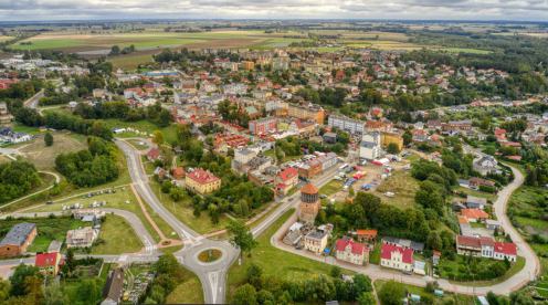 "To są dzieła, bo każdy jest przepiękny". Prawie 30 wieńc&oacute;w dożynkowych na Dożynkach Wojew&oacute;dzkich w Debrznie