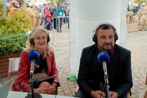 "To są dzieła, bo każdy jest przepiękny". Prawie 30 wieńc&oacute;w dożynkowych na Dożynkach Wojew&oacute;dzkich w Debrznie