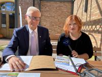 Dworzec, ulice, budynki wielorodzinne, boisko. Czersk oficjalnie zaprezentował zrewitalizowane inwestycje (FOTO)