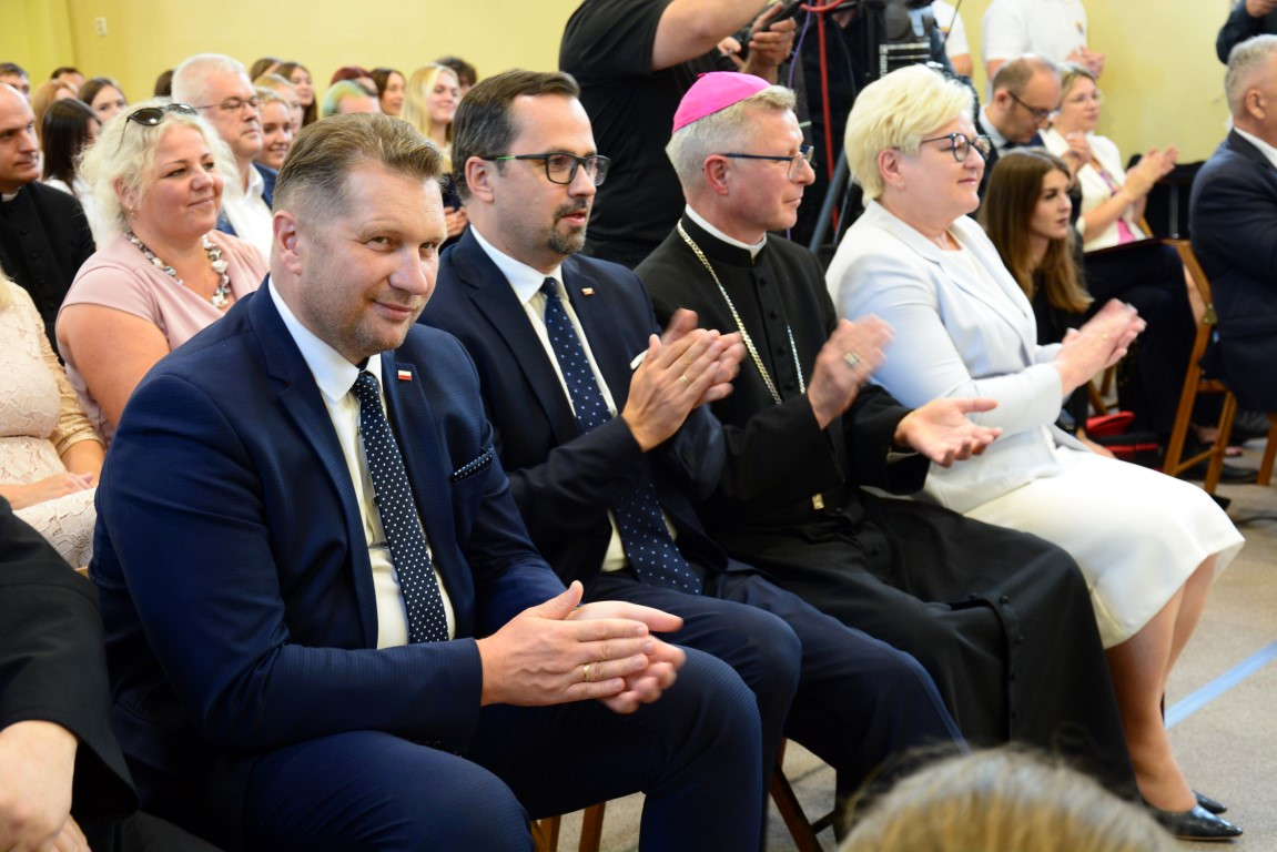 Minister edukacji Przemysław Czarnek uczestniczył w inauguracji roku szkolnego w chojnickiej Wspólnocie Szkół Katolickich