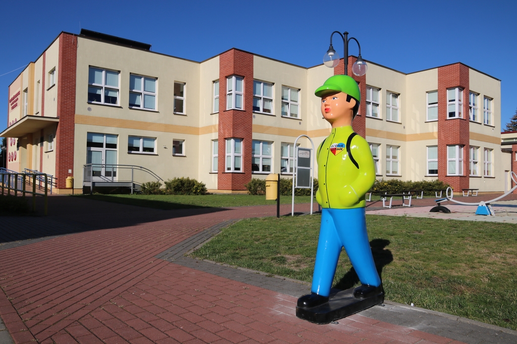 Ukraińskie figurki stanęły przy szkołach w Człuchowie, Debrznie i Czarnem FOTO