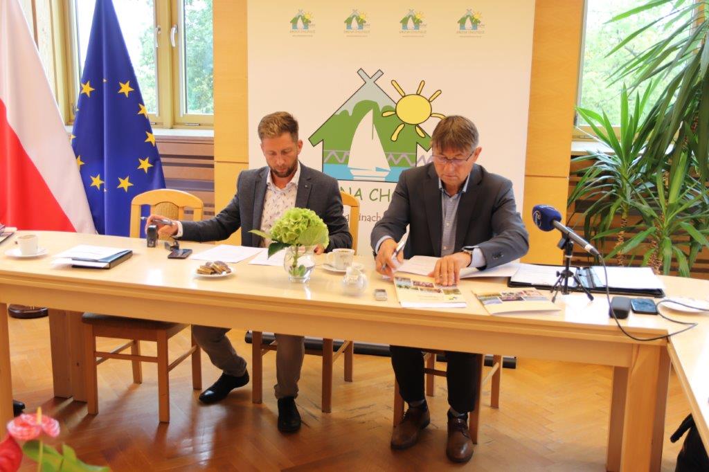 Wójt gminy Chojnice podpisał umowy z wykonawcami rewitalizacji zabytkowego parku dworskiego w Kruszce