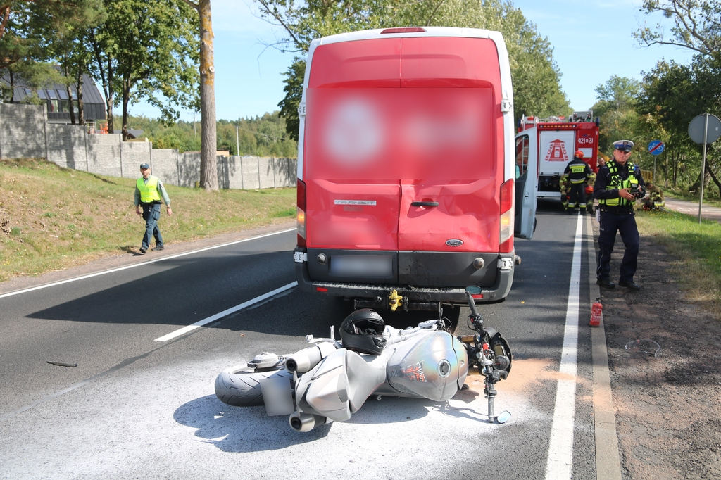 Motocykl uderzył w tył dostawczaka. Jedna osoba poszkodowana w wypadku na berlince&rdquo pod Człuchowem FOTO