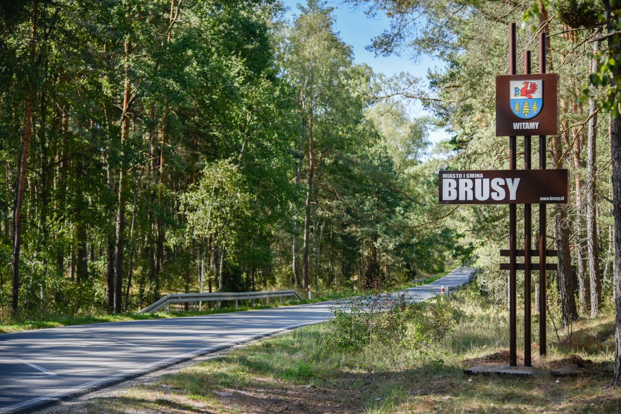 Witacze przy drogach wjazdowych do gminy Brusy gruntownie odnowione