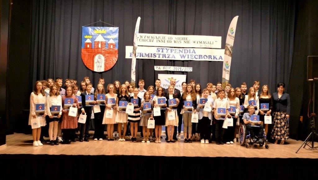 Uczniowie ze szkół podstawowych gminy Więcbork odebrali stypendia burmistrza