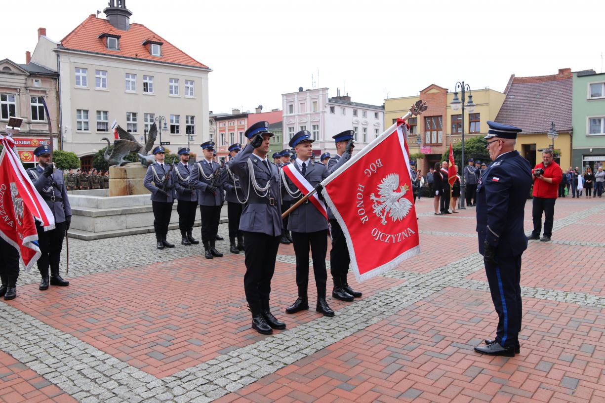 Święto Komendy Powiatowej Policji w Tucholi. Jednostka otrzymała długo wyczekiwany sztandar FOTO