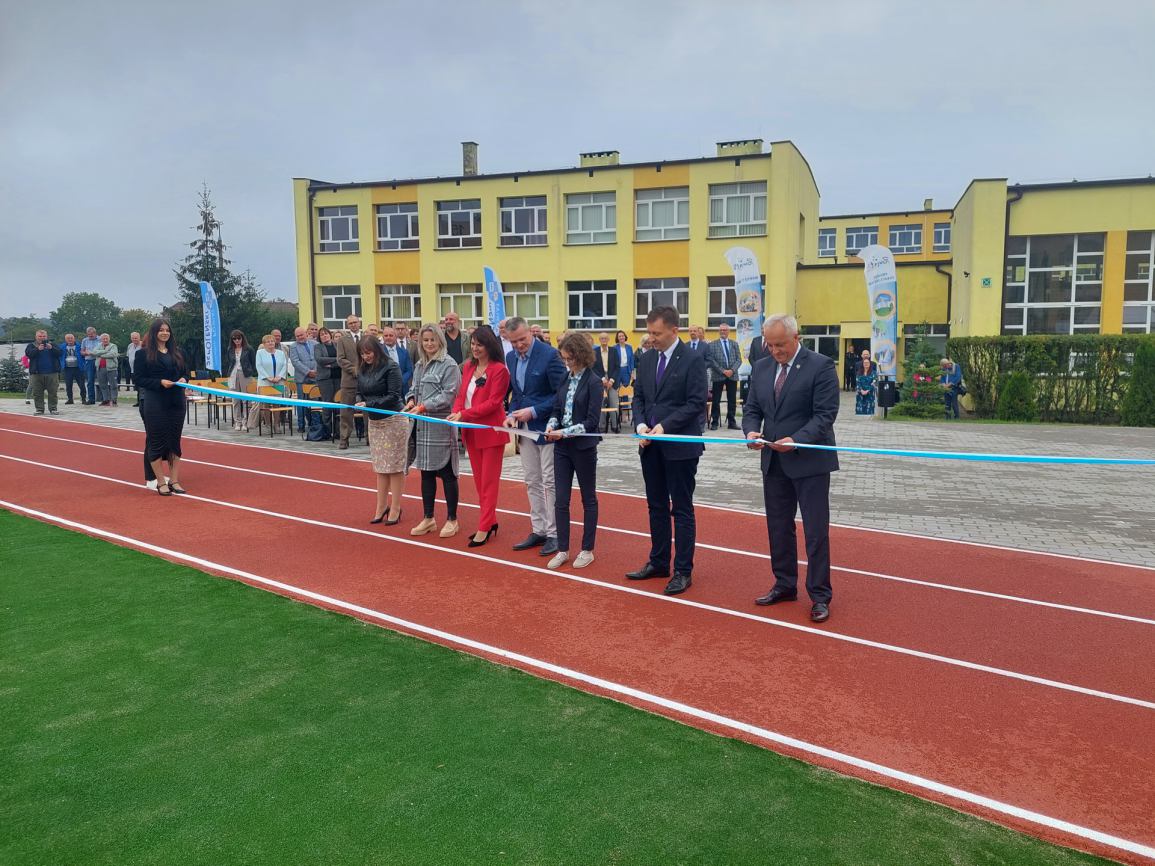 Przy Liceum Ogólnokształcącym w Sępólnie Krajeńskim oddano do użytku nowe boisko wielofunkcyjne