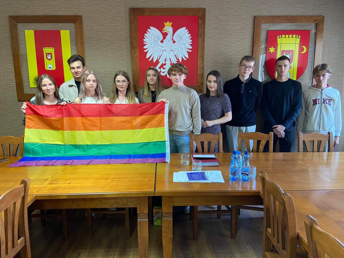 Tęczowa flaga na sesji Młodzieżowej Rady Powiatu Człuchowskiego. Jej członkowie chcą powołania powiatowego pełnomocnika 