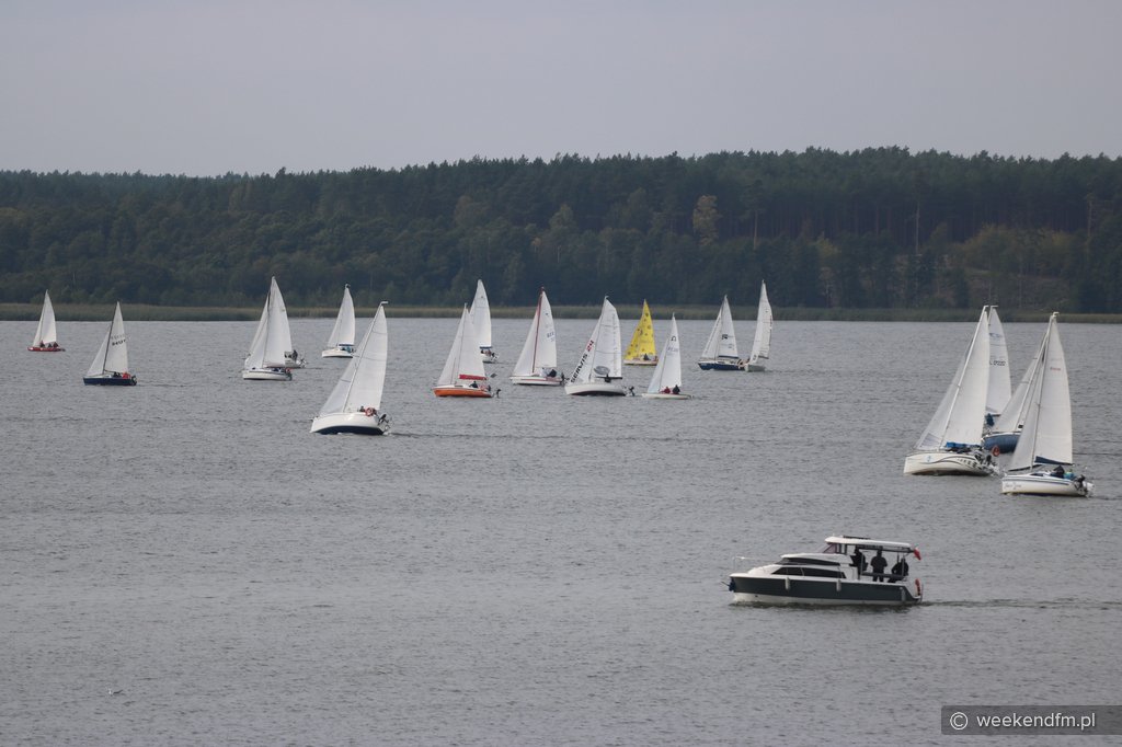 Najstarsza żeglarska impreza w Polsce. 107 łodzi rywalizowało o Błękitną Wstęgę Jeziora Charzykowskiego FOTO, WYNIKI