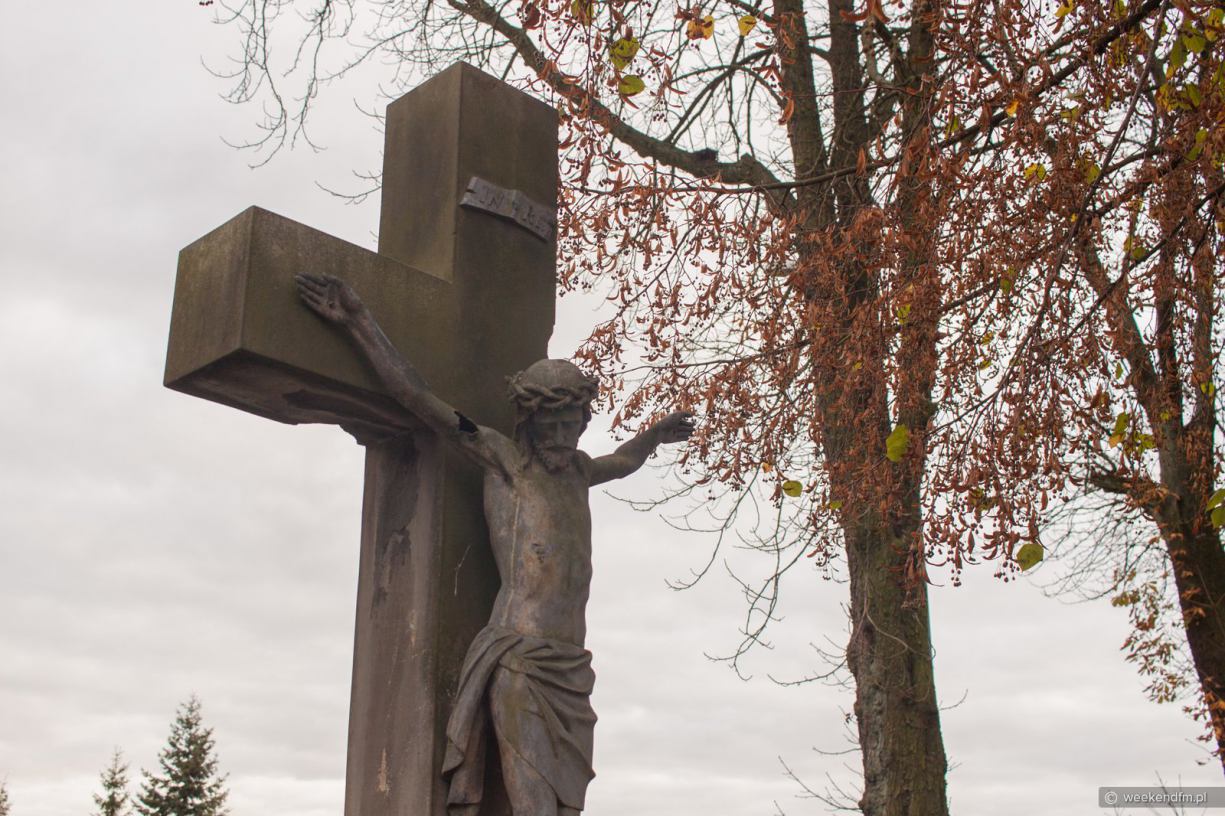 Trwa renowacja zabytkowych nagrobków na cmentarzu parafialnym w Chojnicach. Reaktywujemy komitet społeczny