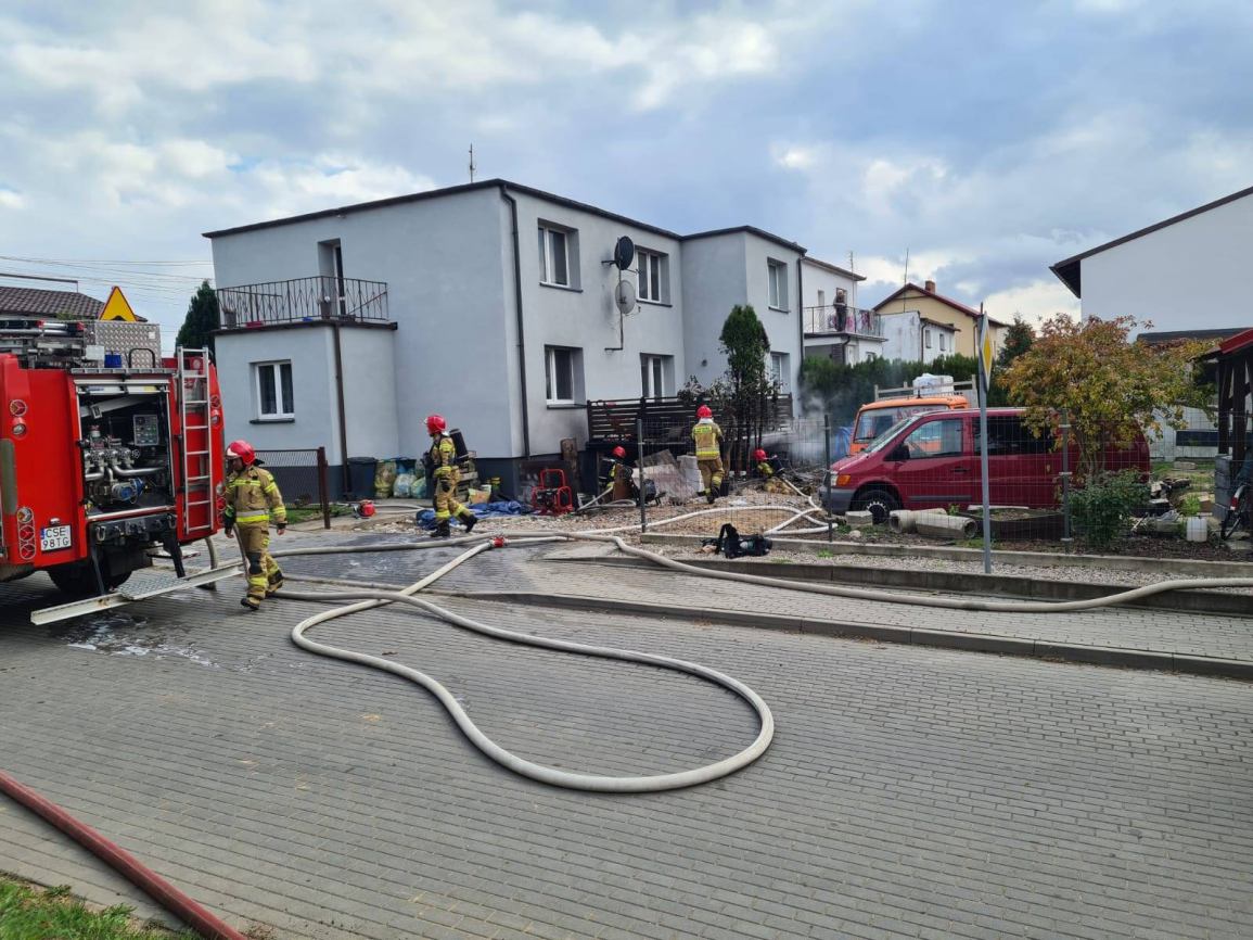 Pożar garażu przy domu jednorodzinnym w Sępolnie Krajeńskim. W środku były butle z gazem