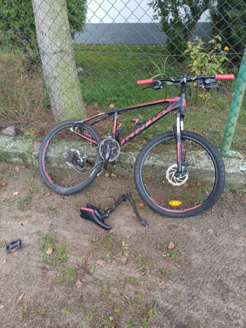 Uczeń na rowerze wjechał wprost pod nadjeżdżający samoch&oacute;d. 14-latek potrącony przez osob&oacute;wkę