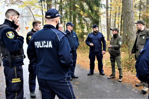  Wypadek z udziałem samochodu ciężarowego i pościg za groźnym przestępcą. Policyjne ćwiczenia w powiecie kościerskim