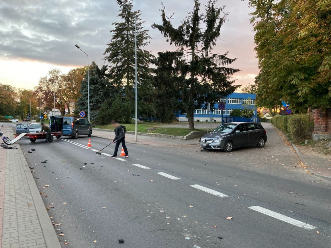 17-letni motocyklista trafił do szpitala po zderzeniu z osobówką na ulicy Kościerskiej w Chojnicach FOTO