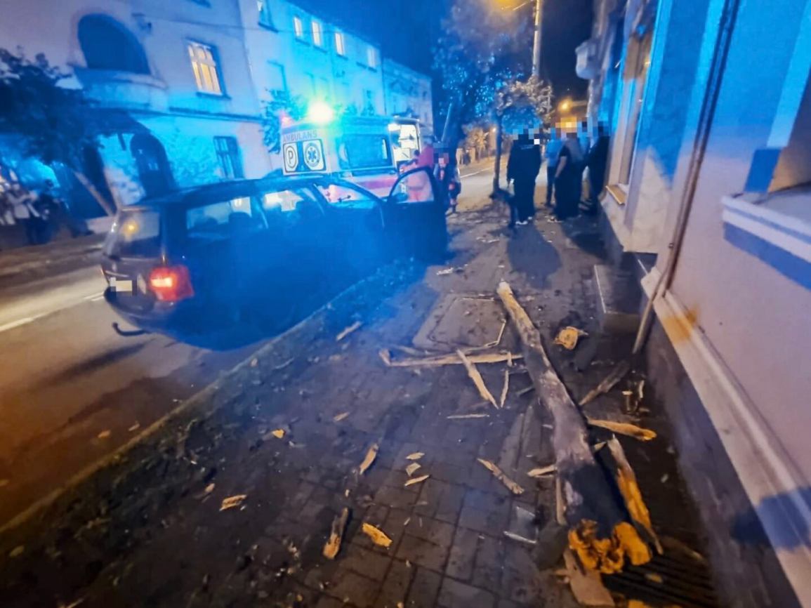 Pijany kierowca spowodował wypadek w Więcborku. Uderzył autem w drzewo