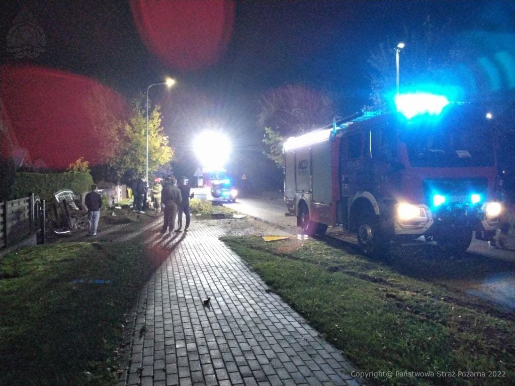 Dachowanie samochodu osobowego w Lichnowach w gminie Chojnice. Trzy osoby przewieziono do szpitala