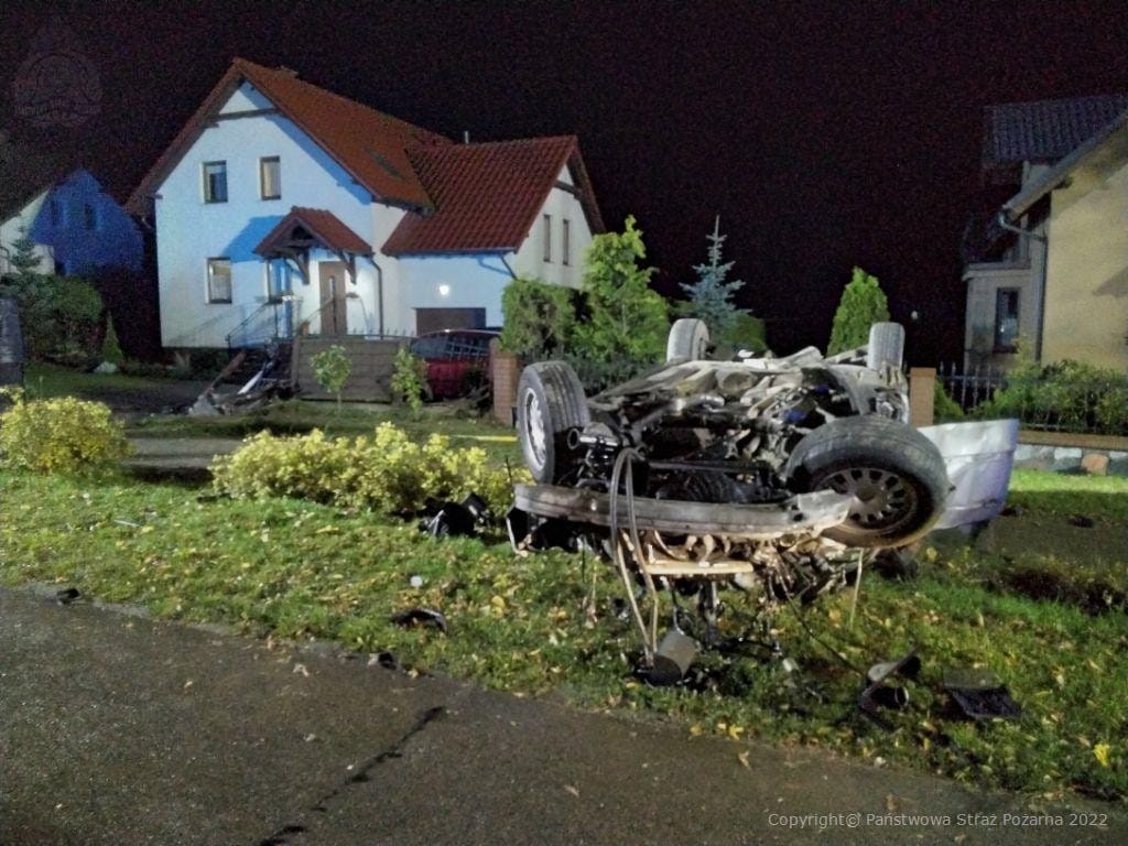 Policja zatrzymała prawo jazdy 20-latka, który samochodem osobowym w sobotę w nocy dachował w Lichnowach