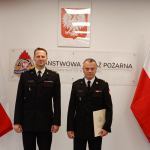 Piotr Głodowski (z prawej) po odebraniu aktu mianowania na stanowisko dowódcy JRG. Z lewej komendant powiatowy Ernest Szczepański. Fot. KP PSP w Człuchowie