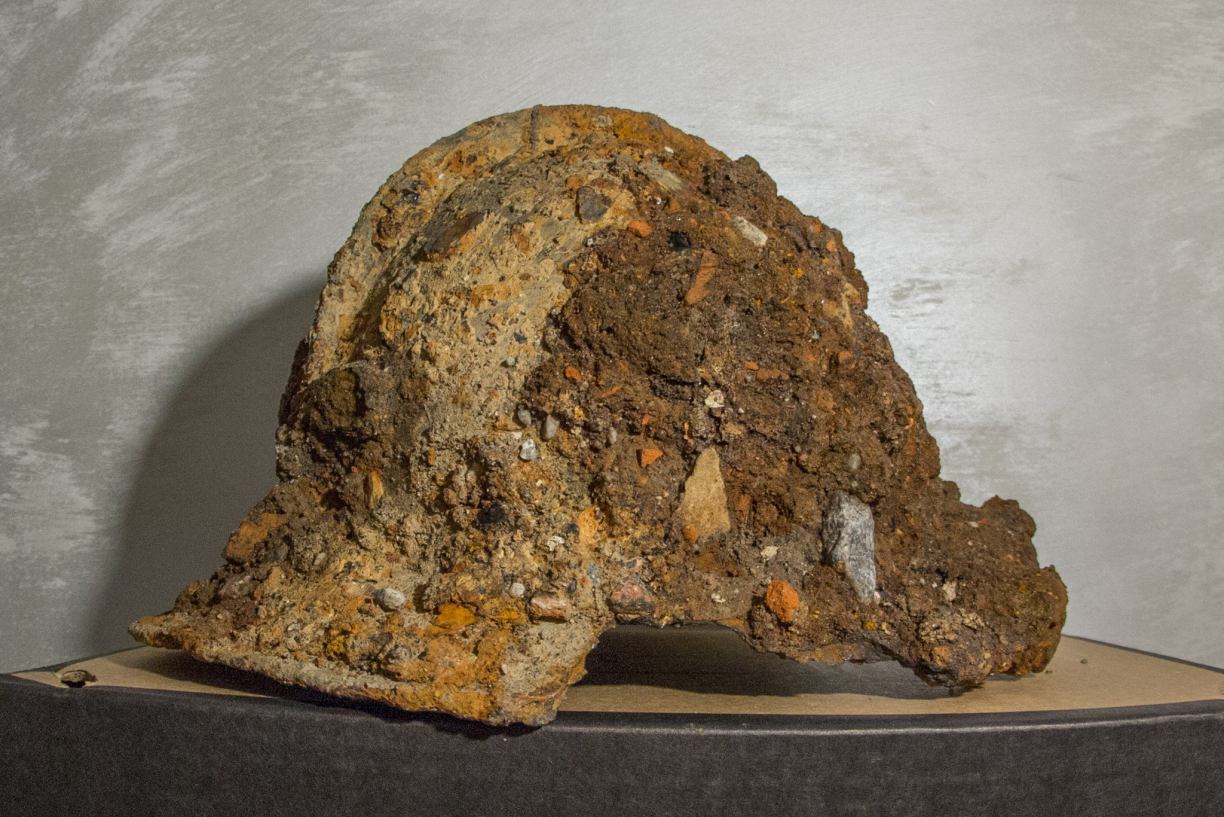 W studni na człuchowskim zamku archeolodzy znaleźli hełm i krzyżyk z XVI i XVII wieku